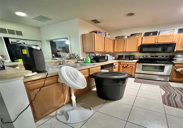 Photo 3 of Townhouse for sale at 2388 Grand Central Pkwy #2, Orlando, FL 32839 | MLS# O6447903 | Listing updated on 2026-10-08