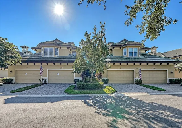 Listing Photo 4 - Condo for sale in building located at 6531 Moorings Pt Cir, LAKEWOOD RANCH, FL 34202 - Unit #102