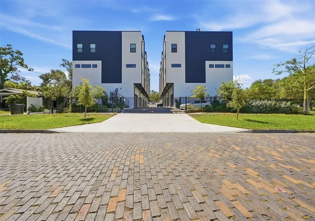 Photo 3 of Townhouse for sale at 2114 4th Street S #7, Saint Petersburg, FL 33705 | MLS# TB8555721 | Listing updated on 2026-10-27