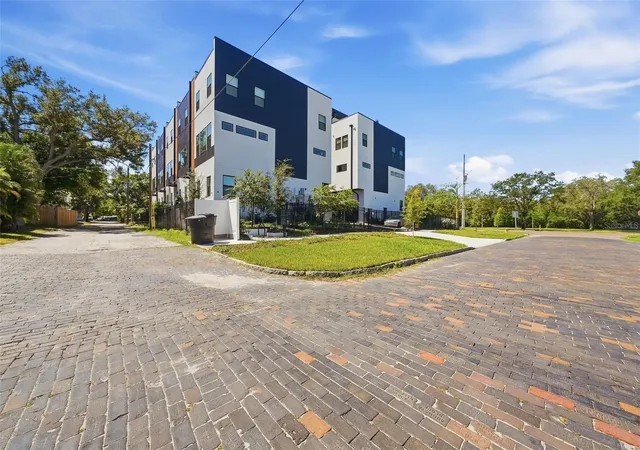Photo 4 of Townhouse for sale at 2114 4th Street S #7, Saint Petersburg, FL 33705 | MLS# TB8555721 | Listing updated on 2026-10-27