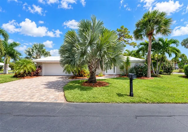 Photo 4 of Single family home for sale at 1 Oakwood Dr N #1, Englewood, FL 34223 | MLS# C7531676 | Listing updated on 2026-10-08