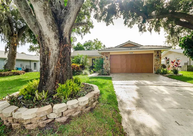 Photo 3 of Single family home for sale at 1529 E Dorchester Dr, Palm Harbor, FL 34684 | MLS# TB8555772 | Listing updated on 2026-10-08