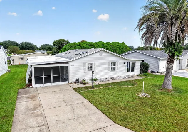 Photo 3 of Single family home for sale at 1124 Del Toro Dr, Lady Lake, FL 32159 | MLS# OM733612 | Listing updated on 2026-10-08