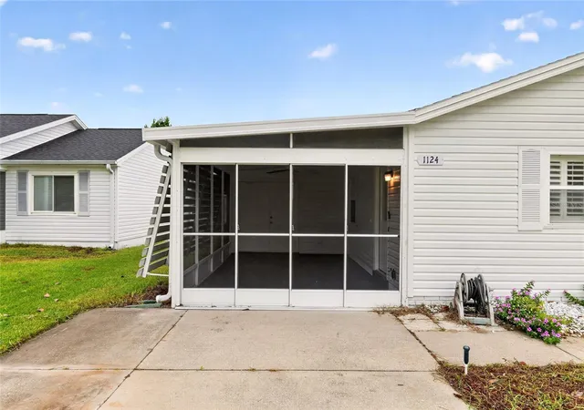 Photo 4 of Single family home for sale at 1124 Del Toro Dr, Lady Lake, FL 32159 | MLS# OM733612 | Listing updated on 2026-10-08