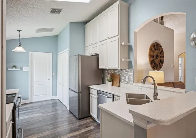 Photo 4 of Single family home for sale at 2219 Hillshire Dr, Orlando, FL 32828 | MLS# O6447997 | Listing updated on 2026-10-08