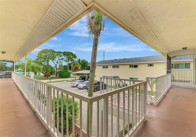 Listing Photo 4 - Condo for sale in building located at 360 Base Ave E, VENICE, FL 34285 - Unit #424