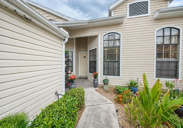 Photo 3 of Single family home for sale at 136 Juniper Way, Tavares, FL 32778 | MLS# O6448024 | Listing updated on 2026-10-08
