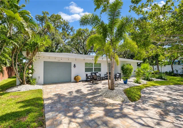 Photo 4 of Single family home for sale at 200 Lagoon Dr, Palm Harbor, FL 34683 | MLS# TB8555862 | Listing updated on 2026-10-09