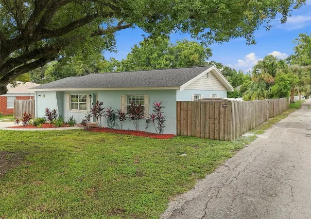 Photo 3 of Single family home for sale at 806 N Gomez Ave, Tampa, FL 33609 | MLS# V4951696 | Listing updated on 2026-10-08