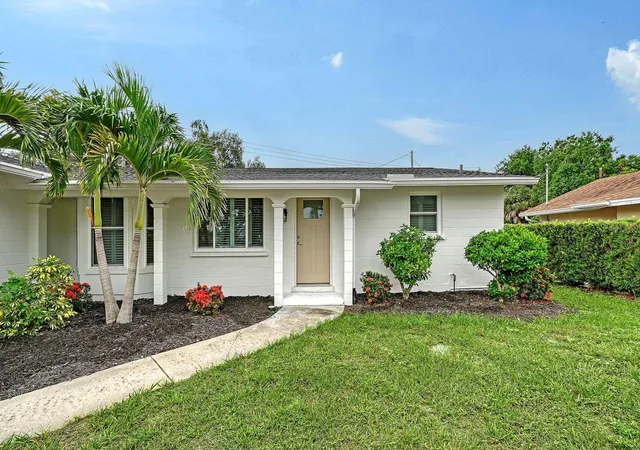 Single family home for sale at 2610 Regatta Dr, SARASOTA, FL 34231 | MLS# A4708836