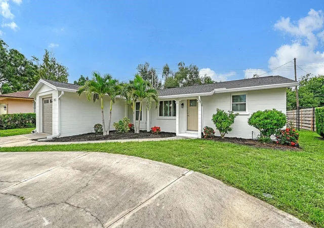 Photo 1 of Single family home for sale at 2610 Regatta Dr, Sarasota, FL 34231 | MLS# A4708836 | Listing updated on 2026-10-09