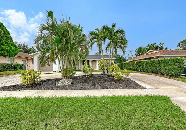 Photo 2 of Single family home for sale at 2610 Regatta Dr, Sarasota, FL 34231 | MLS# A4708836 | Listing updated on 2026-10-09