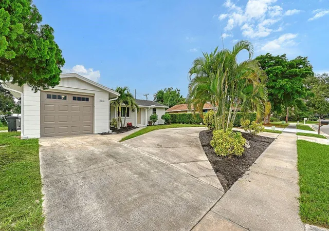 Photo 3 of Single family home for sale at 2610 Regatta Dr, Sarasota, FL 34231 | MLS# A4708836 | Listing updated on 2026-10-09