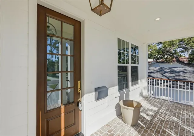 Photo 3 of Single family home for sale at 822 Snell Isle Blvd NE, Saint Petersburg, FL 33704 | MLS# TB8555920 | Listing updated on 2026-10-17