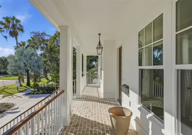 Photo 4 of Single family home for sale at 822 Snell Isle Blvd NE, Saint Petersburg, FL 33704 | MLS# TB8555920 | Listing updated on 2026-10-17