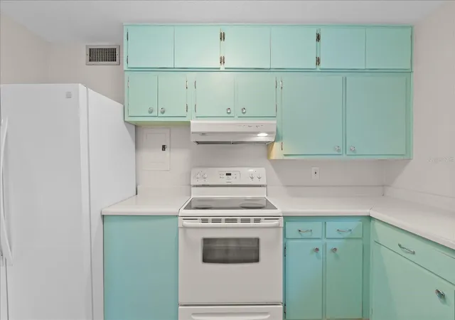 Listing Photo 4 - Condo for sale in building located at 6010 Lilli Wy, BRADENTON, FL 34207 - Unit #6010
