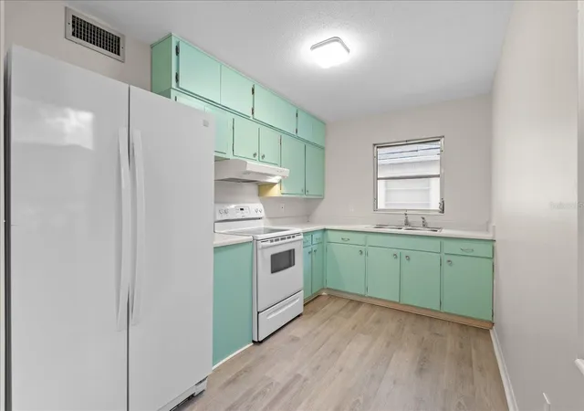 Listing Photo 5 - Condo for sale in building located at 6010 Lilli Wy, BRADENTON, FL 34207 - Unit #6010