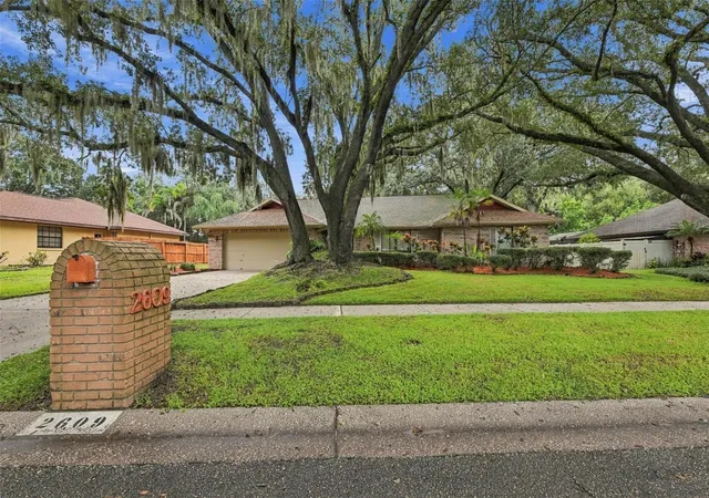 Photo 1 of Single family home for sale at 2609 Manor Oak Dr, Valrico, FL 33596 | MLS# TB8555973 | Listing updated on 2026-10-13