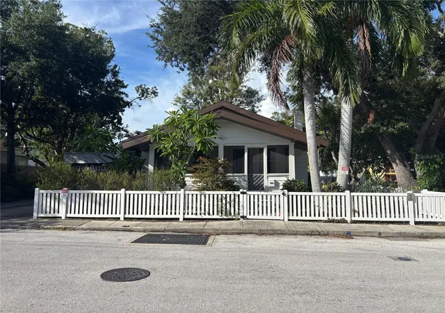 Photo 1 of Single family home for sale at 833 11th Avenue N, Saint Petersburg, FL 33701 | MLS# TB8555980 | Listing updated on 2026-10-08