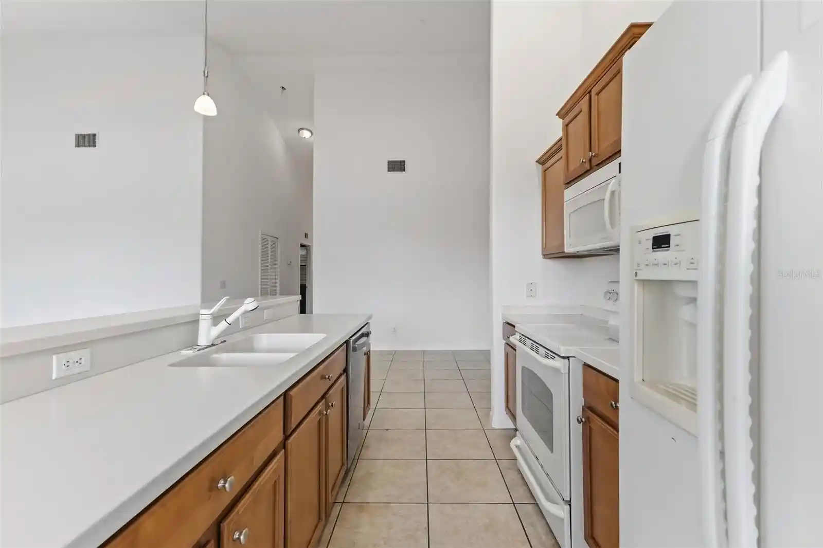Listing Photo 2 - Condo for sale in 1003 Fairwaycove Ln located at 1003 Fairwaycove Ln, Bradenton, FL 34212 - Unit #207