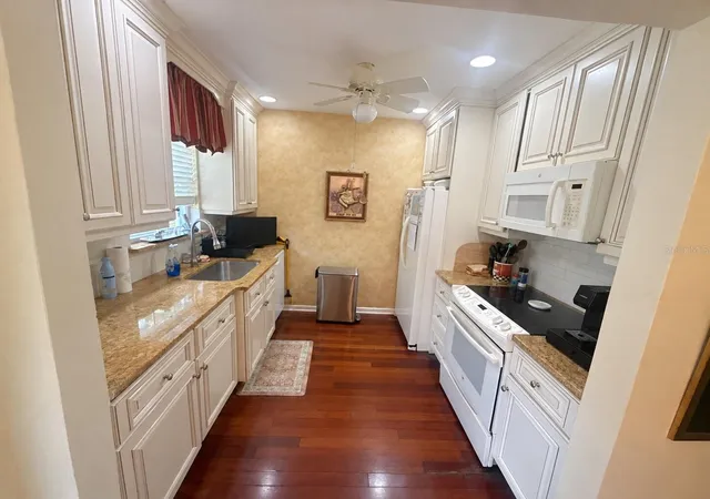 Photo 2 of Single family home for sale at 1323 S Shade Ave, Sarasota, FL 34239 | MLS# TB8556018 | Listing updated on 2026-10-08