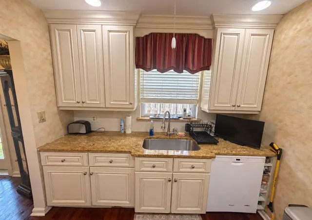 Photo 3 of Single family home for sale at 1323 S Shade Ave, Sarasota, FL 34239 | MLS# TB8556018 | Listing updated on 2026-10-08