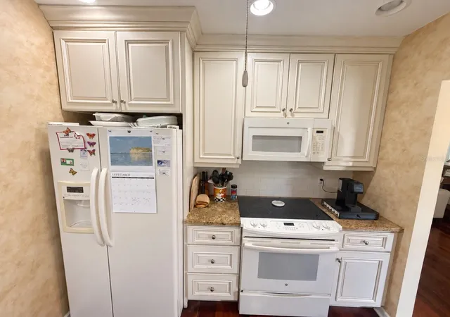 Photo 4 of Single family home for sale at 1323 S Shade Ave, Sarasota, FL 34239 | MLS# TB8556018 | Listing updated on 2026-10-08