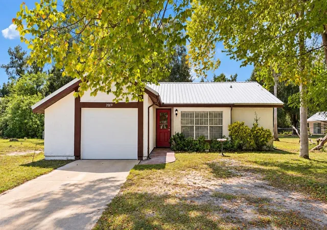 Single family home for sale at 2009 Mariner Ct, LABELLE, FL 33935 | MLS# A4708874