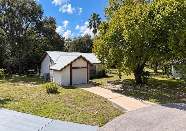 Photo 2 of Single family home for sale at 2009 Mariner Ct, Labelle, FL 33935 | MLS# A4708874 | Listing updated on 2026-10-08