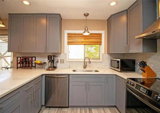 Listing Photo 4 - Condo for sale in building located at 1640 Cape Hope Ave Ne, Saint Petersburg, FL 33702 - Unit #2