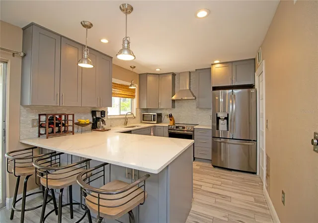 Listing Photo 5 - Condo for sale in building located at 1640 Cape Hope Ave Ne, Saint Petersburg, FL 33702 - Unit #2