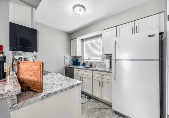 Listing Photo 5 - Condo for sale in building located at 2744 Hidden Lake Blvd, SARASOTA, FL 34237 - Unit #C
