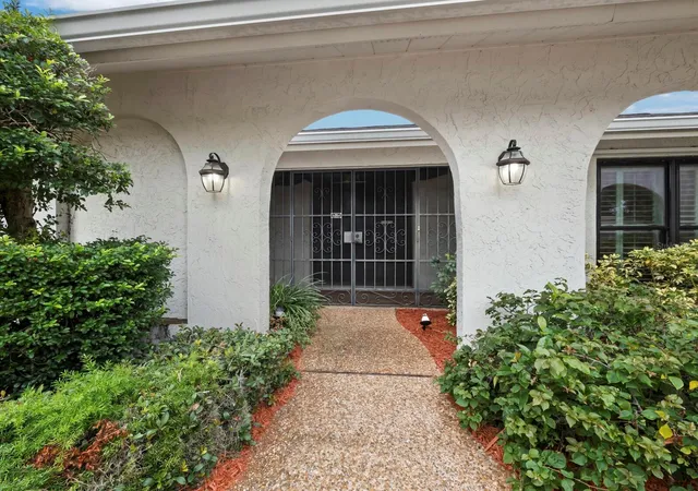 Photo 4 of Single family home for sale at 6945 Country Lakes Cir, Sarasota, FL 34243 | MLS# A4708876 | Listing updated on 2026-10-09