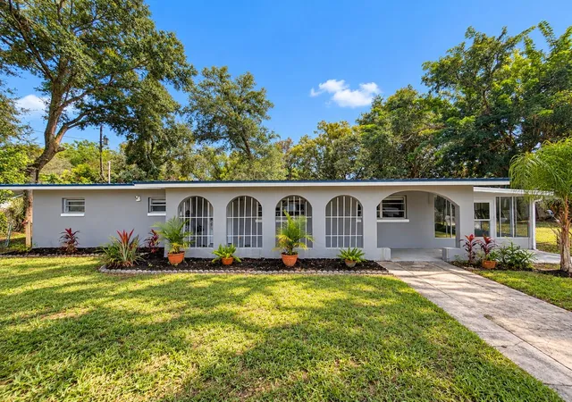 Photo 2 of Single family home for sale at 1300 S Dewey St, Eustis, FL 32726 | MLS# O6448218 | Listing updated on 2026-10-23