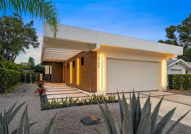 Photo 1 of Single family home for sale at 2149 Hyde Park St, Sarasota, FL 34239 | MLS# A4708880 | Listing updated on 2026-10-08