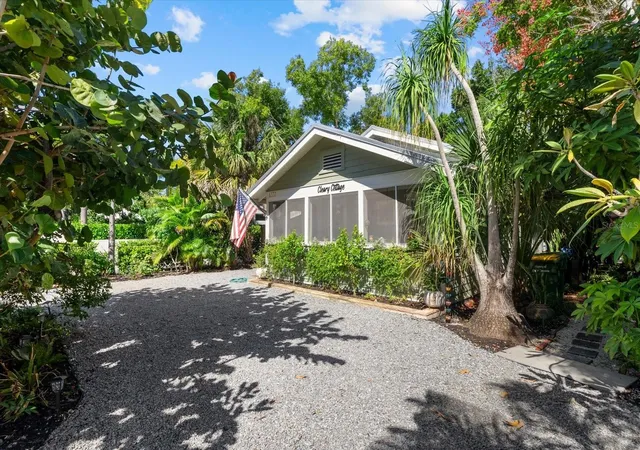 Photo 2 of Single family home for sale at 1777 Alta Vista St, Sarasota, FL 34236 | MLS# A4708888 | Listing updated on 2026-10-23