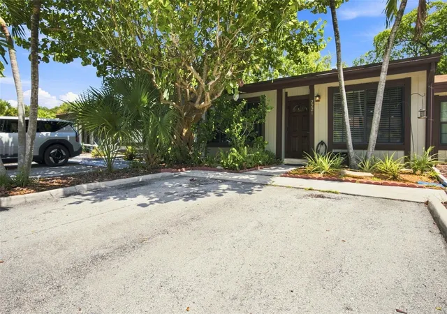 Photo 2 of Townhouse for sale at 2221 Buttonwood Ave, Pembroke Pines, FL 33026 | MLS# O6448277 | Listing updated on 2026-10-08
