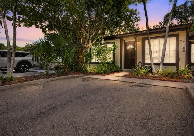 Photo 3 of Townhouse for sale at 2221 Buttonwood Ave, Pembroke Pines, FL 33026 | MLS# O6448277 | Listing updated on 2026-10-08