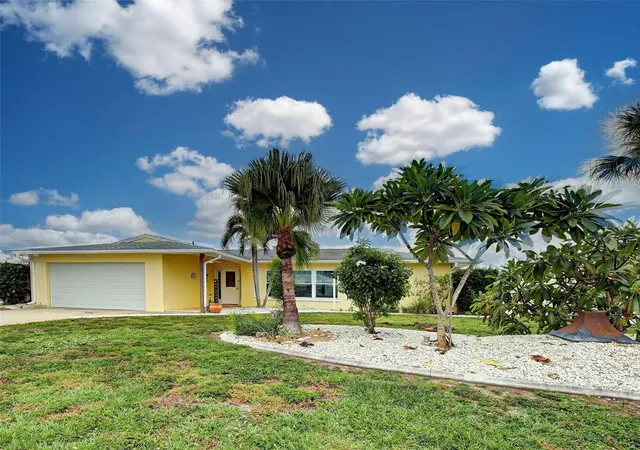 Photo 2 of Single family home for sale at 612 Glen Oak Rd, Venice, FL 34293 | MLS# A4708900 | Listing updated on 2026-10-08