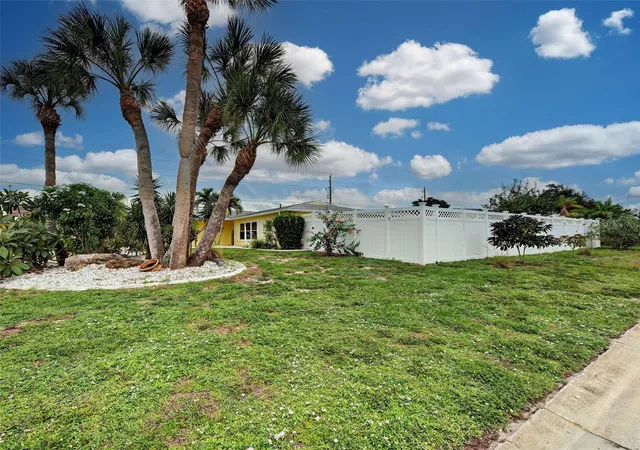 Photo 4 of Single family home for sale at 612 Glen Oak Rd, Venice, FL 34293 | MLS# A4708900 | Listing updated on 2026-10-08