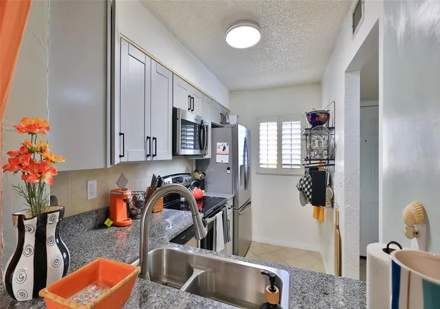 Listing Photo 5 - Condo for sale in building located at 145 N Halifax Ave, Daytona Beach, FL 32118 - Unit #705