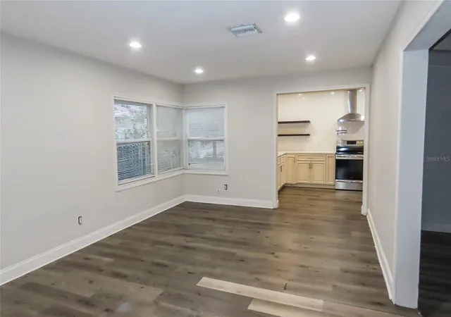 Photo 3 of Single family home for sale at 101 N Glenwood Ave, Clearwater, FL 33755 | MLS# TB8556176 | Listing updated on 2026-10-17