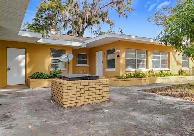 Photo 2 of Single family home for sale at 201 North E St, Leesburg, FL 34748 | MLS# O6448359 | Listing updated on 2026-10-09