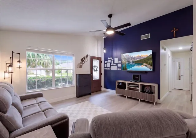 Photo 4 of Single family home for sale at 963 N Jerico Dr, Casselberry, FL 32707 | MLS# O6448368 | Listing updated on 2026-10-08