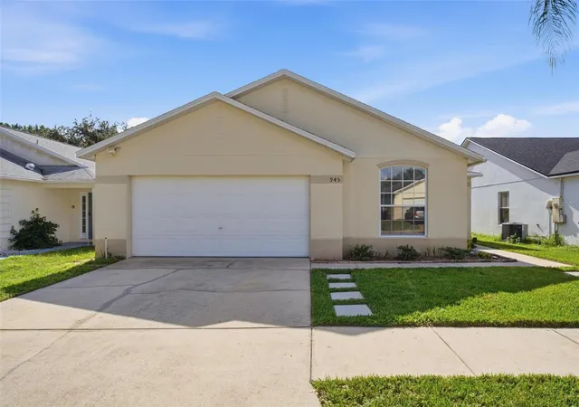 Photo 2 of Single family home for sale at 945 Clear Crk Cir, Clermont, FL 34714 | MLS# G5118821 | Listing updated on 2026-10-20