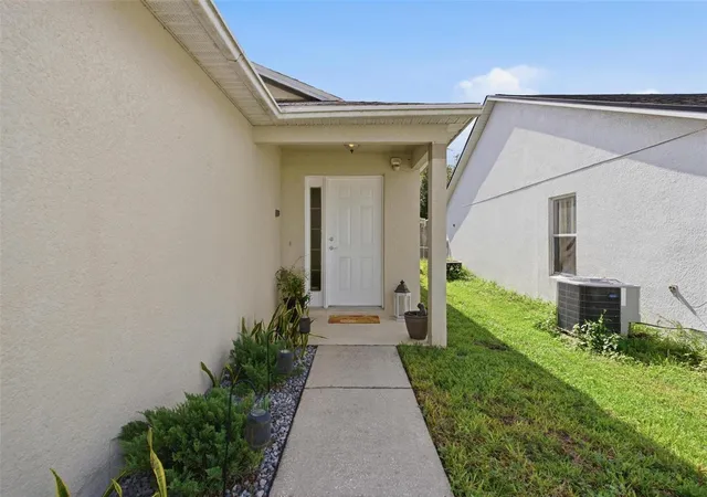 Photo 3 of Single family home for sale at 945 Clear Crk Cir, Clermont, FL 34714 | MLS# G5118821 | Listing updated on 2026-10-20