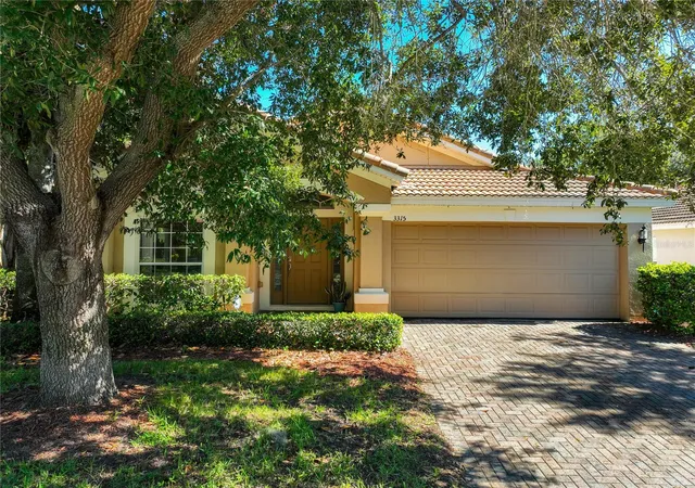 Photo 2 of Single family home for sale at 3315 Flamborough Dr, Orlando, FL 32835 | MLS# O6448379 | Listing updated on 2026-10-29