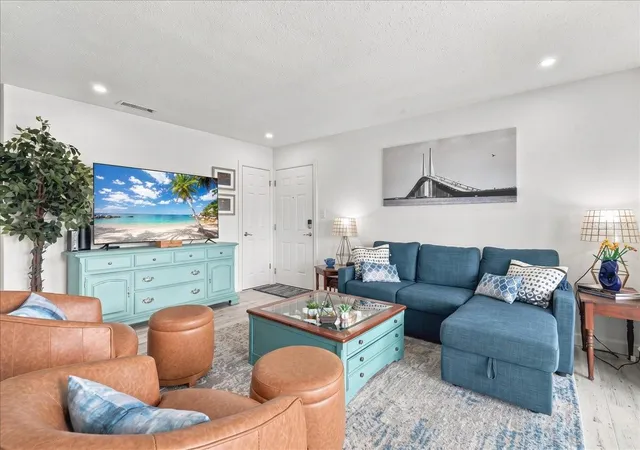 Listing Photo 5 - Condo for sale in building located at 5153 Salmon Dr Se, ST PETERSBURG, FL 33705 - Unit #B