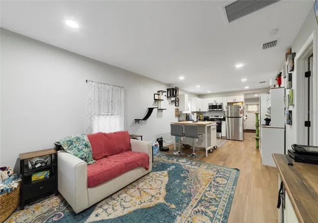 Photo 3 of Single family home for sale at 812 S Locust Ave, Sanford, FL 32771 | MLS# O6448389 | Listing updated on 2026-10-22