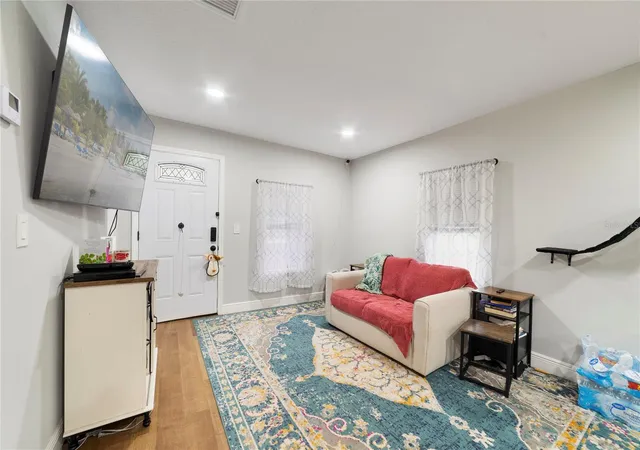 Photo 4 of Single family home for sale at 812 S Locust Ave, Sanford, FL 32771 | MLS# O6448389 | Listing updated on 2026-10-22
